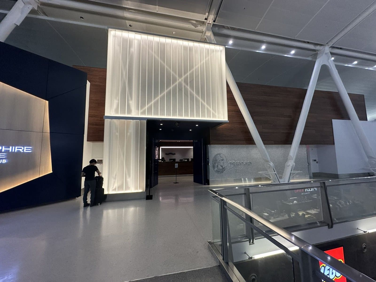 Centurion Lounge JFK: Die Lounge, die Bar und die Tür mit der Nummer 1850