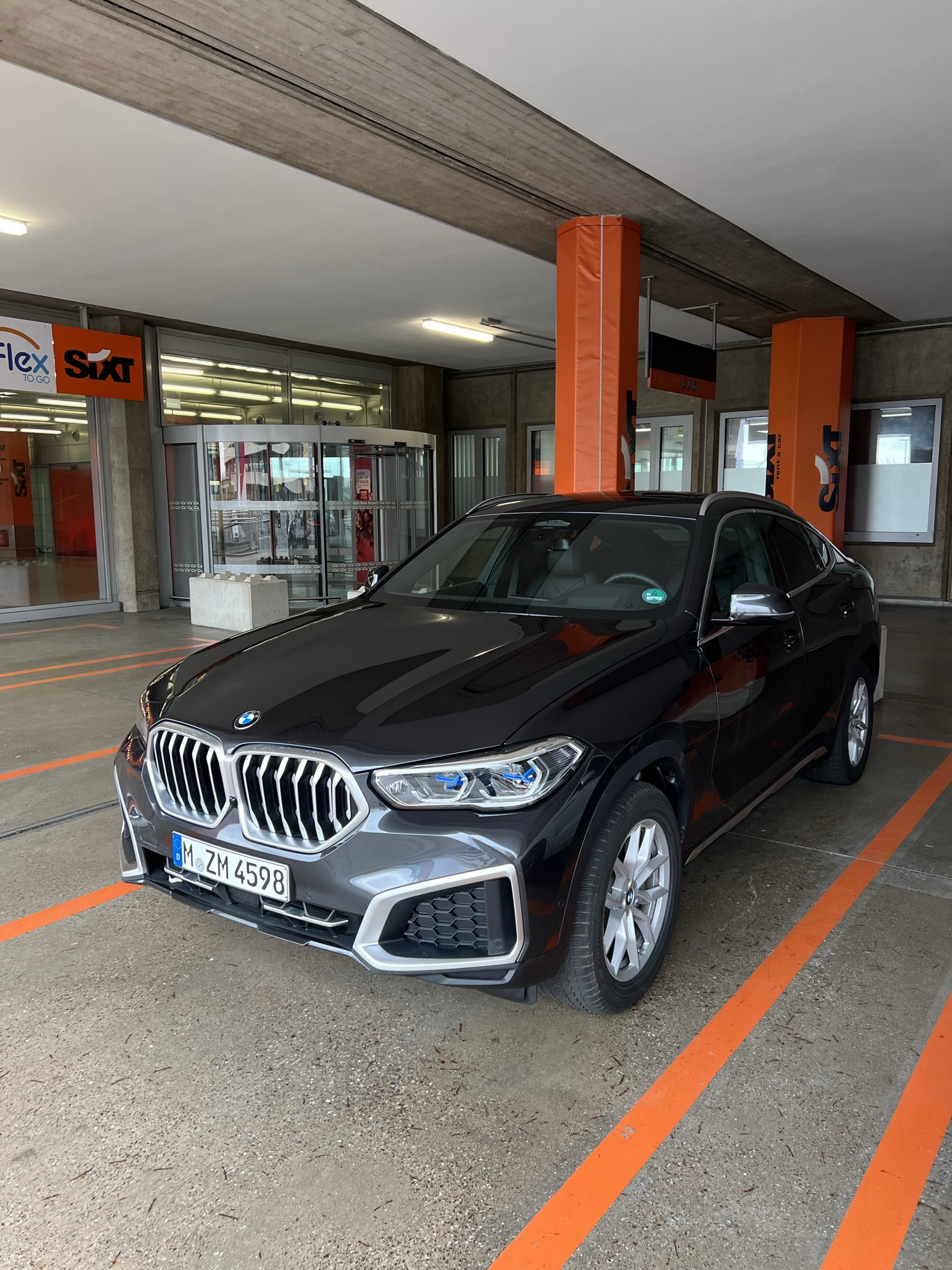 BMW X6 am Sixt-Schalter