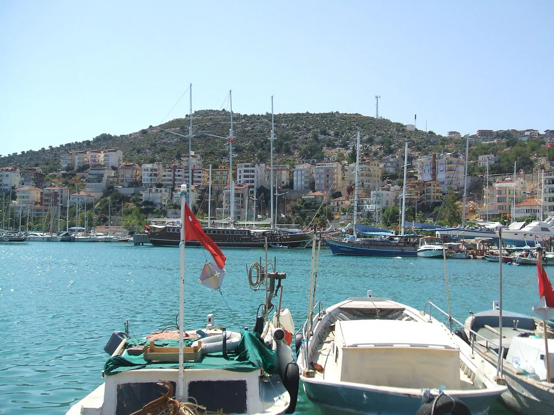 Der Hafen mit Fischerbooten und Yachten