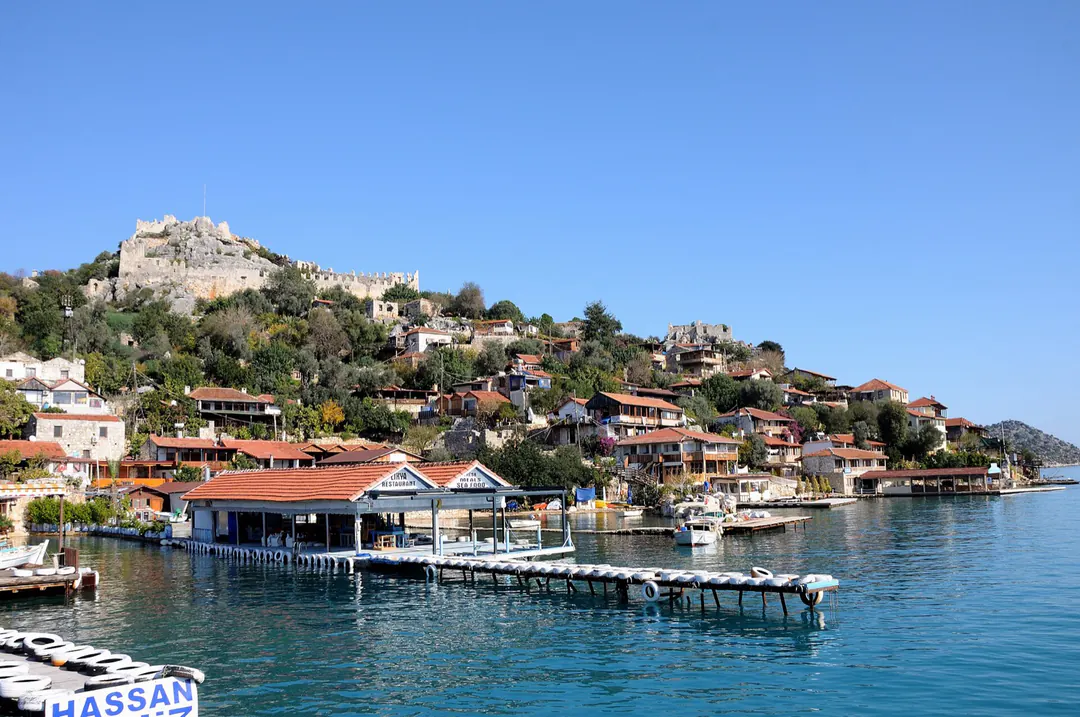 Der kleine Hafen von Kaleköy unter der Burg Simena