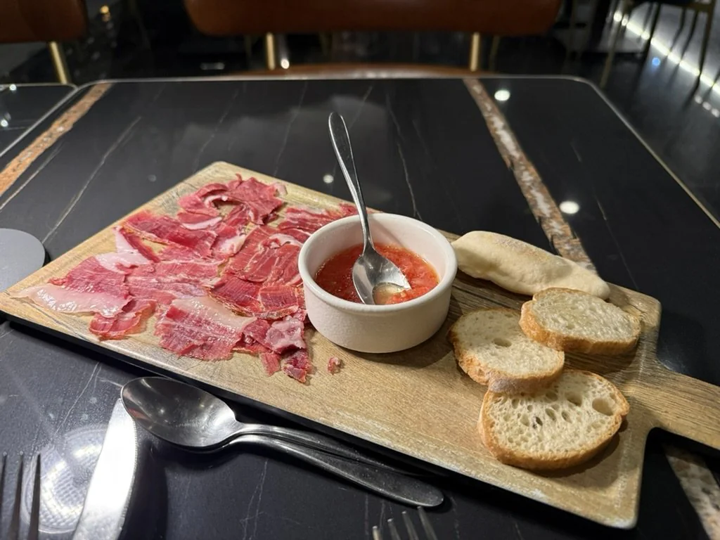 Jamón ibérico with tomato and bread